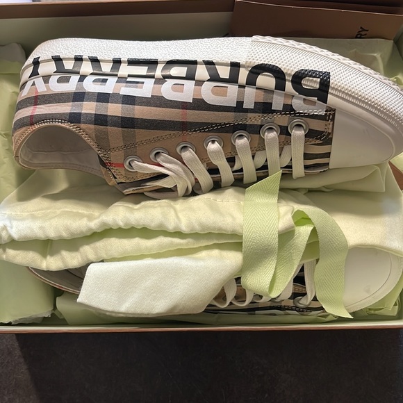 Burberry sneakers - Picture 2 of 4